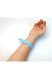 500 Adet Otel Havuz Gece Kulübü Eğlence Mekanı Için Bileklik Tek Kullanımlık Plastik Otel Bilekliği thumbnail 2