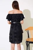 Kayık Yaka Piliseli Elbise Siyah thumbnail 3