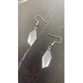 Şeffaf Beyaz Renkli Parlak Gümüş Aksesuarlı Kristal Şekil Sallantılı Epoksi Küpe Hediyelik thumbnail 4