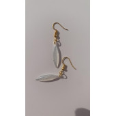 Beyaz Sedefli Renkli Gold Aksesuar Parlak Küçük Simetrik Şekil Sallantılı Epoksi Küpe Hediyelik thumbnail 4