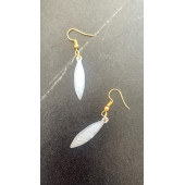 Beyaz Sedefli Renkli Gold Aksesuar Parlak Küçük Simetrik Şekil Sallantılı Epoksi Küpe Hediyelik thumbnail 5