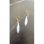 Beyaz Sedefli Renkli Gold Aksesuar Parlak Küçük Simetrik Şekil Sallantılı Epoksi Küpe Hediyelik thumbnail 6