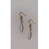 Beyaz Sedefli Renkli Gold Aksesuar Parlak Küçük Simetrik Şekil Sallantılı Epoksi Küpe Hediyelik thumbnail 7