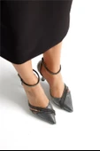 Feles Bilek Bağlı Üç Şerit Taş Detaylı Topuklu Stiletto Kadın Ayakkabı thumbnail 11