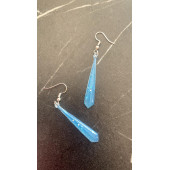 Mavi Renkli Parlak Simli Pullu Glitterli Gümüş Aksesuar Minik Piramit Şekil Sallantılı Epoksi Küpe thumbnail 1