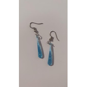 Mavi Renkli Parlak Simli Pullu Glitterli Gümüş Aksesuar Minik Piramit Şekil Sallantılı Epoksi Küpe thumbnail 2