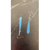 Mavi Renkli Parlak Simli Pullu Glitterli Gümüş Aksesuar Minik Piramit Şekil Sallantılı Epoksi Küpe thumbnail 3