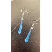 Mavi Renkli Parlak Simli Pullu Glitterli Gümüş Aksesuar Minik Piramit Şekil Sallantılı Epoksi Küpe thumbnail 5