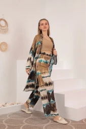 Batik Desen Detaylı ve Saten Kumaşlı Şal Yakalı Bol Kalıplı Kuşaklı Kadın Kimono Mavi - 1