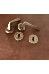 Piramit Mat Antik Sarı Lüx Yuvarlak Rozetli Oda Kapı Kolu 3 Takım thumbnail 3