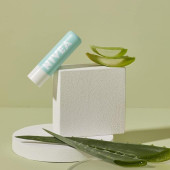 NIVEA Aloe Vera Dudak Bakım Peeling, Dudak Nemlendirici, Makyaj Bazı, E Vitamini ve Organik Aloe Vera İçeren Dudak Kremi, 4,8g - 4