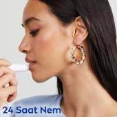 NIVEA Hydro Care Dudak Bakım Kremi, 24 Saat Nem, Aloe Vera, Saf Su ve Doğal Yağlar, SPF 15, Gün Boyu Dudak Bakımı, 4,8g - 5