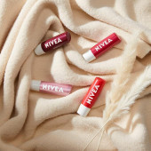 NIVEA Böğürtlen Dudak Bakım Kremi, 24 Saat Nem, Hafif Bordo Işıltı, Doğal Yağlar ile Gün Boyu Dudak Bakımı, Böğürtlen Kokusu, 4.8 gr - 5