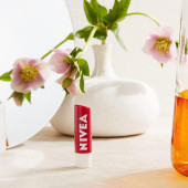 NIVEA Çilek Dudak Bakım Kremi 4.8 g, 24 Saat Nem, Dudak Bakımı, Çilek Kokusu, Hafif Kırmızı Işıltı - 1