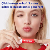 NIVEA Çilek Dudak Bakım Kremi 4.8 g, 24 Saat Nem, Dudak Bakımı, Çilek Kokusu, Hafif Kırmızı Işıltı - 4