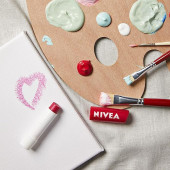 NIVEA Çilek Dudak Bakım Kremi 4.8 g, 24 Saat Nem, Dudak Bakımı, Çilek Kokusu, Hafif Kırmızı Işıltı - 5