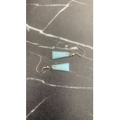 Parlak Buz Mavi Renkli Simli Sedefli Gümüş Aksesuarlı Piramit Şekil Sallantılı El Yapımı Epoksi Küpe thumbnail 1