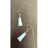 Parlak Buz Mavi Renkli Simli Sedefli Gümüş Aksesuarlı Piramit Şekil Sallantılı El Yapımı Epoksi Küpe thumbnail 6