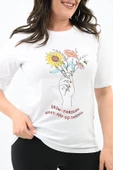 Kadın Büyük Beden Çiçek Tutan El Baskılı T-Shirt 1574-23 - 1
