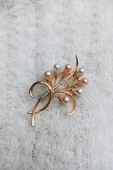 Kadın Özel Tasarım Suni İncili Çiçek  Figürlü Broş thumbnail 1