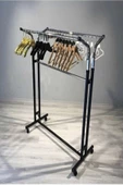 V Ayarlı Paslanmaz 125 Cm En Metal Konfeksiyon Elbise Askılık Tekerlekli Portatif Eşek Vitrin Raf - 1