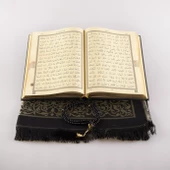 Kuran +  Seccade +  Tesbih Hediye Seti (Hafız Boy, Termo Deri, Desenli Kutu, Siyah) thumbnail 4