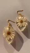 Damla Şekil Şeffaf Renkli Kurutulmuş Gerçek Beyaz Papatya Süslü Gold Aksesuar Küpe El Yapımı Epoksi thumbnail 2