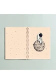 Astronot Ve Ay Tasarımlı Spiralli A5 96 Yaprak Çizgisiz Defter - 1