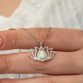 Gümüş Beyaz Opal Taşlı Lotus Kadın Kolye - 1