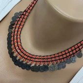 El Yapımı Otantik Pullu Kolye (Siyah ve Narçiçeği Renginde) - 3
