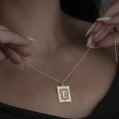 925 Ayar Gümüş Plaka Çerçeve Harf Kolye Kolye thumbnail 1