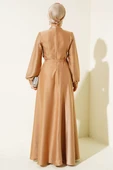 Önü Çapraz Piliseli Saten Elbise Camel thumbnail 3