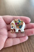 Renkli Taşlarla Süslenmiş Zarif Fil Broş thumbnail 5