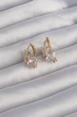 Pirinç Gold Renk İri Zirkon Taşlı Kıvrımlı Minimal Kelebekli Halka Küpe - TJ-BKP9289 - 2