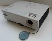 LG PROJEKSİYON CİHAZI DX420 DS420JD MODEL VGA - ORJİNAL LAMBA 2500 SAAT GARANTİ - KUMANDA VE VGA KABLO (YENİLENMİŞ TEŞHİR ÜRÜNÜ!) thumbnail 1