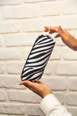 Zebra Desenli Baskılı Çizgili Siyah Beyaz Kalemlik Fermuarlı Makyaj Çantası - 1