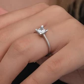 4 Tırnaklı Zirkon Taşlı Gümüş Tektaş Yüzük thumbnail 1