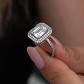 Beyaz Zirkon Taşlı Baget Gümüş Tektaş Yüzük thumbnail 2