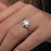 Çiçek Desenli Zirkon Taşlı Gümüş Tektaş Yüzük thumbnail 1