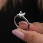 4 Tırnaklı Zirkon Taşlı Gümüş Tektaş Yüzük thumbnail 3