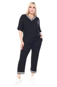 Melsay Butik Siyah V Yaka Şerit Detaylı Kısa Kollu Beli Lastikli Kapri Takım thumbnail 4