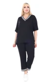 Melsay Butik Siyah V Yaka Şerit Detaylı Kısa Kollu Beli Lastikli Kapri Takım thumbnail 2