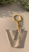 V Harfi Fosforlu Neon Yeşil Renk Parlak Simli Gold Aksesuarlı Anahtarlık El Yapımı Epoksi Hediyelik thumbnail 4