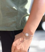 İnci Çiçekli Gümüş Renk Çelik Bileklik, Kararmaz Çelik Takı, Sevgiliye Gümüş Bileklik Hediye - 2