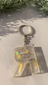 R Harfi Şeffaf Epoksi Simli Kurutulmuş Papatya Yapraklı Gümüş Aksesuarlı Anahtarlık El Yapımı thumbnail 3