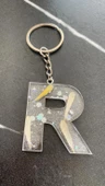 R Harfi Şeffaf Epoksi Simli Kurutulmuş Papatya Yapraklı Gümüş Aksesuarlı Anahtarlık El Yapımı thumbnail 2