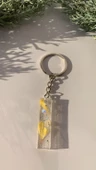 I Harfi Şeffaf Epoksi Simli Kurutulmuş Papatya Yapraklı Gümüş Aksesuarlı Anahtarlık El Yapımı thumbnail 5