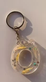O Harfi Şeffaf Epoksi Simli Kurutulmuş Papatya Yapraklı Gümüş Aksesuarlı Anahtarlık El Yapımı thumbnail 7