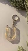 Ü Harfi Şeffaf Epoksi Simli Kurutulmuş Papatya Yapraklı Gümüş Aksesuarlı Anahtarlık El Yapımı thumbnail 5