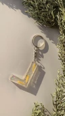L Harfi Şeffaf Epoksi Simli Kurutulmuş Papatya Yapraklı Gümüş Aksesuarlı Anahtarlık El Yapımı thumbnail 5